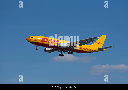 Airbus A300B4-622R du fret aérien - avions de fret (D-AEAO) de DHL Leipzig manger près de l'aéroport de Londres Heathrow LHR 10 378 SCO. Banque D'Images