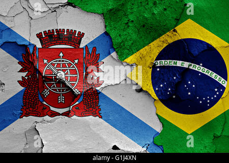 Drapeaux de Rio de Janeiro et le Brésil peint sur mur fissuré Banque D'Images