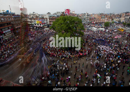 Kathmandu, Népal. 15 mai, 2016. Les dévots tirez le char de Rato Macchindranath Rato Machhindranath pendant festival à Kathmandu, Népal, 15 mai 2016. Selon la légende hindoue, Rato Machhindranath est connu comme le dieu de la pluie. Le mois-long Rato Machhindranath festival commence avec la construction du char à Pulchowk et se termine avec l'Bhoto Jatra festival à Jawalakhel de Patan. Il est célébré par les Bouddhistes et les hindous de la communauté Newar en transportant le char à différents endroits dans la ville de Patan dans l'espoir d'une bonne pluie et la prospérité. © Pratap Thapa/Xinhua/Alamy Live News Banque D'Images