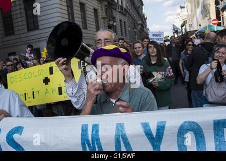 Madrid, Espagne. 15 mai, 2016. 000 a rencontré des citoyens y Puerta del Sol pour commémorer le 5e anniversaire de la mouvement 15M.La pensée de 15 M donnent aux partis politiques comme Podemos o le Nouveau parti Izquierda Unida. La loi a été pacifique.M. Or Visit our online catalogue/Netstore Ramon dans la démonstration précédente à la concentration. Il représente le mouvement de la République espagnole. En même temps, ils ont manifesté dans 50 villes en Espagne. Credit : Nacho Guadano/ZUMA/Alamy Fil Live News Banque D'Images