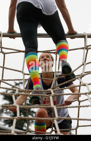 Vancouver, Canada. 15 mai, 2016. Glissières de prendre le défi à une course d'obstacles au cours de la 'femme2Warrior' Course à Vancouver, Canada, le 15 mai 2016. Plus de 220 femmes ont participé à la 4e édition des 'Femme2Warrior' charity obstacle course d aventure. Les participants à sensibiliser les enfants sur l'échelle et de jeunes adultes handicapés. © Liang Sen/Xinhua/Alamy Live News Banque D'Images