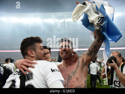 Istanbul, Turquie. 15 mai, 2016. Besiktas' Jose Ernesto Sosa (R) célèbre après le match de championnat entre Super turc Besiktas et Osmanlispor FK à Besiktas' Vodafone Arena à Istanbul, Turquie, le 15 mai 2016. Besiktas a gagné 3-1 et a réclamé le titre de la Super Ligue turque 2015-2016 avec un jeu de pièces. © Il Canling/Xinhua/Alamy Live News Banque D'Images