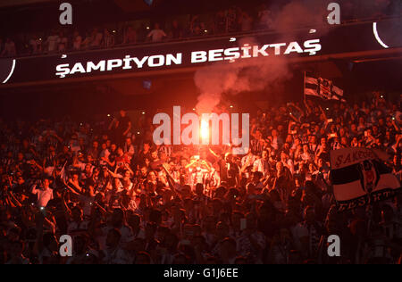 Istanbul, Turquie. 15 mai, 2016. Les accompagnateurs des artifices de lumière Besiktas pour célébrer au cours de la Super Ligue turque entre Besiktas et Osmanlispor FK à Besiktas' Vodafone Arena à Istanbul, Turquie, le 15 mai 2016. Besiktas a gagné 3-1 et a réclamé le titre de la Super Ligue turque 2015-2016 avec un jeu de pièces. © Il Canling/Xinhua/Alamy Live News Banque D'Images