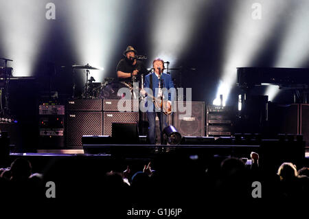 Cordoba, Argentine. 15 mai, 2016. Paul McCartney, ancien membre de la British band Beatles, effectue durant son concert à la Mario Kempes Stadium à Cordoba, Argentine, le 15 mai 2016. Les concerts de Paul McCartney a fait partie de son 'one on one' tour. Credit : Irma Montiel/TELAM/Xinhua/Alamy Live News Banque D'Images