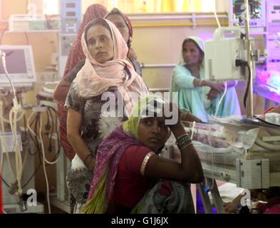 La ville d'Ajmer, Inde. 15 mai, 2016. Les femmes en salle commune des enfants de Jawahar Lal Nehru Hospital . Il y a eu 5 nouveau-nés sont morts à l'hôpital au cours des dernières 24 heures. © Sourabh Vyas/Pacific Press/Alamy Live News Banque D'Images