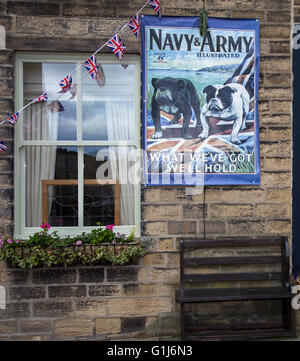 Seconde Guerre mondiale, seconde Guerre mondiale, « seconde Guerre mondiale », « seconde Guerre mondiale ». Affiche de recrutement britannique en publicité en temps de guerre à Haworth, dans le North Yorkshire, au Royaume-Uni. Week-end de Keighley et Worth War Time. Des milliers de personnes détronent le village, beaucoup en 40 civils et les forces s'habillent pour célébrer la brutidité et la victoire alliée sur les états de l'axe. Le week-end des années 1940 Haworth comprend une collection de véhicules anciens, classiques et militaires de la période, et des groupes de passionnés des années 1940 qui se consacrent à recréer la Grande-Bretagne de 1940, 1941, 1942, 1943, 1944, 1945, vous de guerre Banque D'Images