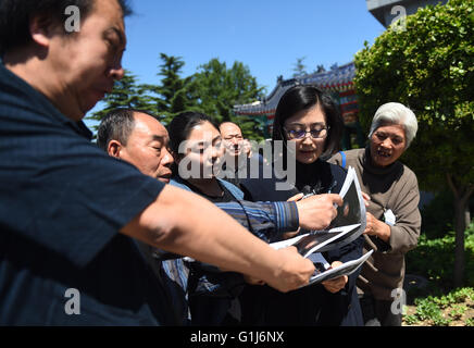 (160516) -- BEIJING, 16 mai 2016 (Xinhua) -- l'Opéra de Pékin Zhang Huoding star (2e R) assiste à la cérémonie d'adieux du célèbre artiste de l'Opéra de Pékin Li Shiji au centre funéraire Babaoshan à Beijing, capitale de Chine, le 16 mai 2016. Li Shiji, un célèbre artiste de l'opéra de Pékin et d'une héritière de l'école Cheng "style" de l'opéra de Pékin, est décédé à l'âge de 83 ans à Beijing le 8 mai 2016. (Xinhua/Liangkuai) Jin (WX) Banque D'Images