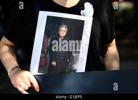 (160516) -- BEIJING, 16 mai 2016 (Xinhua) -- Un ventilateur est titulaire d'un portrait de la célèbre artiste de l'Opéra de Pékin Li Shiji au cours de sa cérémonie de départ à l'Babaoshan centre funéraire à Beijing, capitale de Chine, le 16 mai 2016. Li Shiji, un célèbre artiste de l'opéra de Pékin et d'une héritière de l'école Cheng "style" de l'opéra de Pékin, est décédé à l'âge de 83 ans à Beijing le 8 mai 2016. (Xinhua/Liangkuai) Jin (WX) Banque D'Images