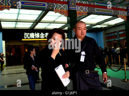 (160516) -- BEIJING, 16 mai 2016 (Xinhua) -- l'Opéra de Beijing star Chi Xiaoqiu (L'avant), assiste à la cérémonie d'adieux du célèbre artiste de l'Opéra de Pékin Li Shiji au centre funéraire Babaoshan à Beijing, capitale de Chine, le 16 mai 2016. Li Shiji, un célèbre artiste de l'opéra de Pékin et d'une héritière de l'école Cheng "style" de l'opéra de Pékin, est décédé à l'âge de 83 ans à Beijing le 8 mai 2016. (Xinhua/Liangkuai) Jin (WX) Banque D'Images