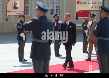 Roi de Bohême et Empereur Romain Germanique Charles IV a contribué à la République tchèque, le Président Zeman a déclaré lors d'une messe sur la Charles IV 700e anniversaire de naissance aujourd'hui, qui a été célébrée par le Cardinal Dominik Duka et assisté par les fonctionnaires de l'Etat et les membres des dynasties régnantes. Le service divin a été suivi par trois représentants des dynasties régnantes d'Europe : Liechtenstein prince héréditaire Alois, Prince de Monaco Albert II, Grand-duc Henri de Luxembourg I. (photo) à Prague, République tchèque, le 14 mai 2016. (Photo/CTK Michal Kamaryt) Banque D'Images