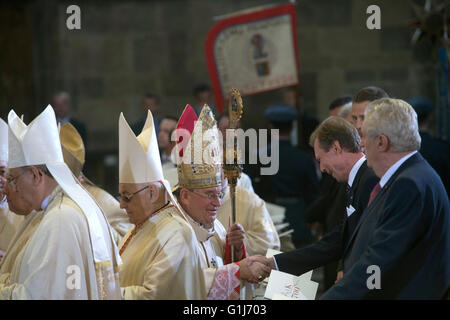 Prague, République tchèque. 14 mai, 2016. Le Cardinal Dominik Duka (centre) célèbre la messe à l'occasion du 700e anniversaire de la naissance de Charles IV, République tchèque haut fonctionnaires et membres des anciennes familles aristocratiques européennes présentes. Le service divin a été suivi par trois représentants des dynasties régnantes d'Europe : Luxembourg Grand Duc Henri I (2e à droite), Prince de Monaco Albert II et le Liechtenstein prince héréditaire Alois (non représenté) à Prague's Habour, République tchèque, le 14 mai 2016. © Michal Kamaryt/CTK Photo/Alamy Live News Banque D'Images