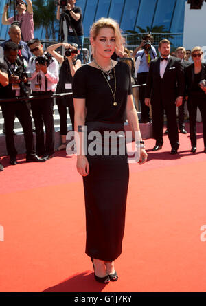 Cannes, France. 15 mai, 2016. L'actrice Kristen Stewart assiste à la première de 'American Honey" lors de la 69 e Assemblée annuelle du Festival du Film de Cannes au Palais des Festivals de Cannes, France, le 15 mai 2016. Photo : Hubert Boesl : dpa Crédit photo alliance/Alamy Live News Banque D'Images