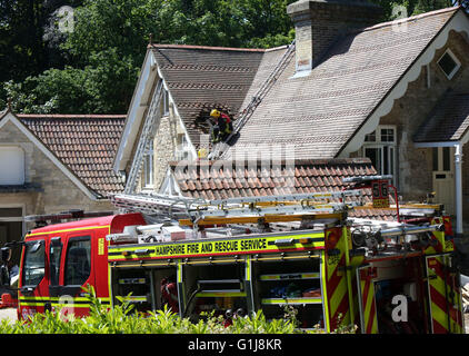 Abbaye de Netley, Southampton, UK. 16 mai, 2016. Un certain nombre d'équipes de pompiers de St Marys, Hightown et Redbridge sont ce matin la lutte contre un incendie qui a éclaté dans un bâtiment avec dans le parc du château. Les équipages ont été appelé juste après 9 h 30 ce matin et face à un feu bien développé. Un certain nombre d'appareils sont sur les lieux et sont en ce moment d'essayer de circonscrire le feu qui avait commencé dans une salle de bains de la catégorie deux bâtiment classé. Credit : uknip/Alamy Live News Banque D'Images