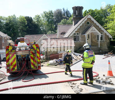 Abbaye de Netley, Southampton, UK. 16 mai, 2016. Un certain nombre d'équipes de pompiers de St Marys, Hightown et Redbridge sont ce matin la lutte contre un incendie qui a éclaté dans un bâtiment avec dans le parc du château. Les équipages ont été appelé juste après 9 h 30 ce matin et face à un feu bien développé. Un certain nombre d'appareils sont sur les lieux et sont en ce moment d'essayer de circonscrire le feu qui avait commencé dans une salle de bains de la catégorie deux bâtiment classé. Credit : uknip/Alamy Live News Banque D'Images