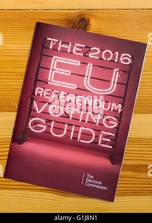 Londres, Royaume-Uni. 16 mai, 2016. Un guide de vote impartial pour l'Union européenne référendum va baisser grâce à la boîte aux lettres de 28 millions de foyers à travers le Royaume-Uni à partir du 16 mai. La brochure de huit pages donne des conseils sur qui peut voter, comment s'inscrire et une page sur chacune des campagnes de plomb. Elle fait partie d'un £6,4M$ campagne de sensibilisation organisée par la Commission électorale, qui comprend également un pub TV. Banque D'Images