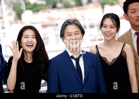 Tae-Ri actrice Kim, directeur Park Chan-Wook, actrice et acteur Kim Min-Hee Ha Jung-Woo assister à la photocall de "La servante (Mademoiselle)' lors de la 69 e Assemblée annuelle du Festival du Film de Cannes au Palais des Festivals de Cannes, France, le 14 mai 2016. Photo : Hubert Boesl Banque D'Images