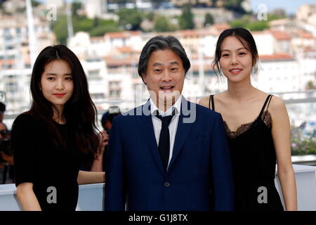 Actrices Kim Tae-Ri (r), Kim Min-Hee (r) et directeur Park Chan-Wook) assister à la photocall de "La servante (Mademoiselle)' lors de la 69 e Assemblée annuelle du Festival du Film de Cannes au Palais des Festivals de Cannes, France, le 14 mai 2016. Photo : Hubert Boesl Banque D'Images