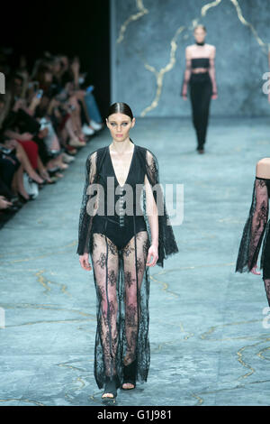 Sydney, Australie. 16 Mai,2016. Modèles sur le podium pour Misha Collection lors de la semaine de la mode mercedes benz dirigé par Bella Hadid Banque D'Images