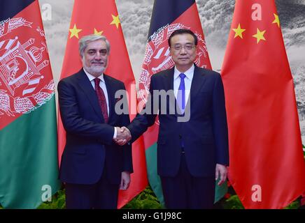 Beijing, Chine. 16 mai, 2016. Le Premier ministre chinois Li Keqiang (R) s'entretient avec visite de chef de l'exécutif Afghan Abdullah Abdullah à Beijing, capitale de Chine, le 16 mai 2016. © Zhang Duo/Xinhua/Alamy Live News Banque D'Images