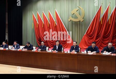 (160516) -- BEIJING, 16 mai 2016 (Xinhua) -- Liu Yunshan (4e R), membre du Comité permanent du Bureau politique du Parti communiste chinois (PCC) et président du Comité central du Parti de l'école e Comité central du PCC, s'exprime à l'école cérémonie d'ouverture du semestre de printemps à Beijing, capitale de Chine, le 16 mai 2016. (Xinhua/Rao Aimin) (cxy) Banque D'Images