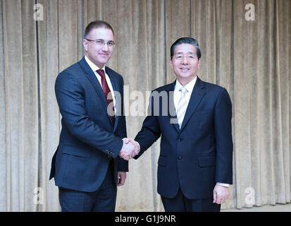 Beijing, Chine. 16 mai, 2016. Le Conseiller d'Etat chinois et ministre de la sécurité publique de Guo Shengkun (R) rencontre avec le ministre de l'intérieur serbe Nebojsa Stefanovic à Beijing, capitale de Chine, le 16 mai 2016. © Zhang Ling/Xinhua/Alamy Live News Banque D'Images