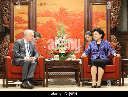 (160516) -- BEIJING, 16 mai 2016 (Xinhua) -- le vice-Premier ministre chinois Liu Yandong (1e R) rencontre avec le Ministre français des Affaires étrangères Jean-Marc Ayrault (1re L) à Beijing, capitale de Chine, le 16 mai 2016. (Xinhua/Ding Lin) (cxy) Banque D'Images