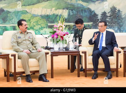 Beijing, Chine. 16 mai, 2016. Le Premier ministre chinois Li Keqiang (R) rencontre avec l'armée pakistanaise Directeur général Raheel Sharif à Beijing, capitale de Chine, le 16 mai 2016. © Xie Huanchi/Xinhua/Alamy Live News Banque D'Images