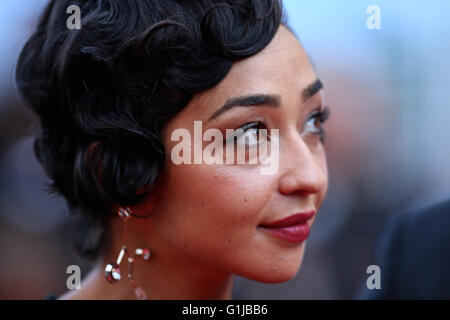 (160516) -- Cannes, le 16 mai 2016 (Xinhua) -- l'acteur Ruth Negga pose sur le tapis rouge lors de son arrivée pour la projection du film 'aimer' en compétition au 69e Festival du Film de Cannes, France, le 16 mai 2016. (Xinhua/Jin Yu) Banque D'Images