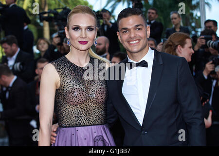 (160516) -- Cannes, le 16 mai 2016 (Xinhua) -- joueur de football Hatem Ben Arfa (R) et d'un guest poser sur le tapis rouge à leur arrivée pour la projection du film 'aimer' en compétition au 69e Festival du Film de Cannes, France, le 16 mai 2016. (Xinhua/Jin Yu) Banque D'Images