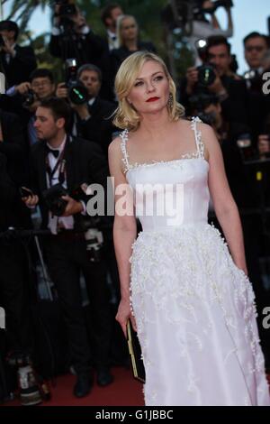 (160516) -- Cannes, le 16 mai 2016 (Xinhua) -- membre du jury l'actrice Kirsten Dunst pose sur le tapis rouge lors de son arrivée pour la projection du film 'aimer' en compétition au 69e Festival du Film de Cannes, France, le 16 mai 2016. (Xinhua/Jin Yu) Banque D'Images