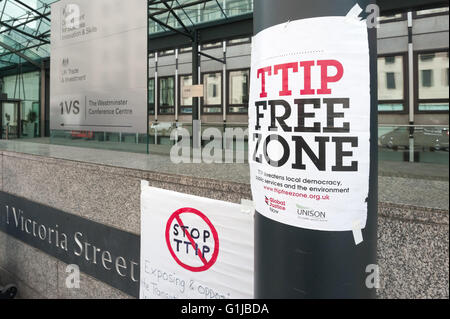 Londres, Royaume-Uni. 16 mai, 2016. Posters decalre le Ministère des affaires (BIS) comme un TTIP free zone comme la protestation commence l'AECG et agasint TTIP. Les députés britanniques sont les seuls députés de l'UE qui se sont vu refuser l'accès et le parlement britannique est le seul parlement de l'UE ne peut que l'AECG veto ou TTIP. Peter Marshall/Alamy Live News Banque D'Images