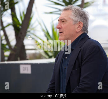 Cannes, France. 16 mai, 2016. L'acteur Robert De Niro aux mains de Pierre photo film appel à la 69ème Festival du Film de Cannes Lundi 16 mai 2016, Cannes, France. Credit : Doreen Kennedy/Alamy Live News Banque D'Images