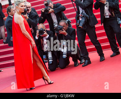 Cannes, France. 16 mai, 2016. Modèle Kate Moss aimant. Prmeiere 69 ème Festival du Film de Cannes Cannes, France 16 mai 2016 Diw89581 Allstar Crédit : photo library/Alamy Live News Banque D'Images