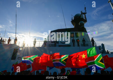 (160516) -- SIMON'S TOWN (AFRIQUE DU SUD), le 16 mai 2016 (Xinhua) -- les Chinois locaux agitent des drapeaux pour accueillir les navires de guerre chinois en visite à Simon's Town, Afrique du Sud, le 16 mai 2016. Le 22e groupe d'escorte de la marine chinoise est arrivée lundi à la base navale de Simon's Town de l'Afrique du Sud pour une visite amicale de quatre jours. Au cours de la visite, la marine chinoise va mener des échanges amicaux avec la Marine de l'Afrique du Sud, y compris des visites mutuelles et journée portes ouvertes pour la visite du public. Après l'appel du port, le groupe effectuera un exercice conjoint avec la Marine de l'Afrique du Sud de l'Afrique du Sud dans les eaux côtières. (Xinhua/Zhai Banque D'Images