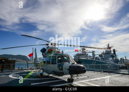 (160516) -- SIMON'S TOWN (AFRIQUE DU SUD), le 16 mai 2016 (Xinhua) -- Photo prise le 16 mai 2016 montre un hélicoptère à bord de missiles navals chinois ? ?Daqing frégate à Simon's Town, Afrique du Sud. Le 22e groupe d'escorte de la marine chinoise est arrivée lundi à la base navale de Simon's Town de l'Afrique du Sud pour une visite amicale de quatre jours. Au cours de la visite, la marine chinoise va mener des échanges amicaux avec la Marine de l'Afrique du Sud, y compris des visites mutuelles et journée portes ouvertes pour la visite du public. Après l'appel du port, le groupe effectuera un exercice conjoint avec la Marine de l'Afrique du Sud de l'Afrique du Sud dans les eaux côtières. (Ha Nhi Banque D'Images