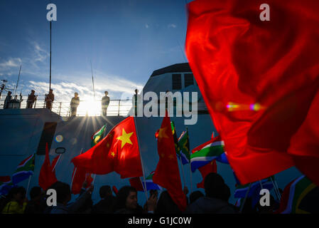 (160516) -- SIMON'S TOWN (AFRIQUE DU SUD), le 16 mai 2016 (Xinhua) -- les Chinois locaux agitent des drapeaux pour accueillir les navires de guerre chinois en visite à Simon's Town, Afrique du Sud, le 16 mai 2016. Le 22e groupe d'escorte de la marine chinoise est arrivée lundi à la base navale de Simon's Town de l'Afrique du Sud pour une visite amicale de quatre jours. Au cours de la visite, la marine chinoise va mener des échanges amicaux avec la Marine de l'Afrique du Sud, y compris des visites mutuelles et journée portes ouvertes pour la visite du public. Après l'appel du port, le groupe effectuera un exercice conjoint avec la Marine de l'Afrique du Sud de l'Afrique du Sud dans les eaux côtières. (Xinhua/Zhai Banque D'Images
