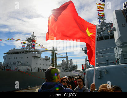 (160516) -- SIMON'S TOWN (AFRIQUE DU SUD), le 16 mai 2016 (Xinhua) -- les Chinois locaux visiter le destroyer lance-missiles de la marine chinoise ?Qingdao à Simon's Town, Afrique du Sud, le 16 mai 2016. Le 22e groupe d'escorte de la marine chinoise est arrivée lundi à la base navale de Simon's Town de l'Afrique du Sud pour une visite amicale de quatre jours. Au cours de la visite, la marine chinoise va mener des échanges amicaux avec la Marine de l'Afrique du Sud, y compris des visites mutuelles et journée portes ouvertes pour la visite du public. Après l'appel du port, le groupe effectuera un exercice conjoint avec la Marine de l'Afrique du Sud de l'Afrique du Sud dans les eaux côtières. (Xinhua/Zha Banque D'Images