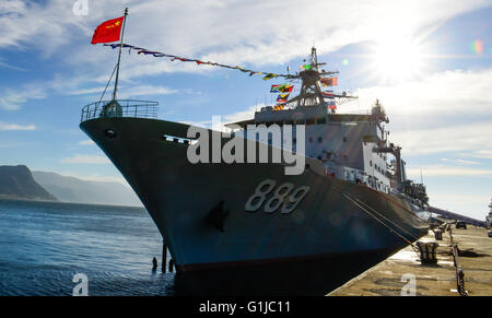 (160516) -- SIMON'S TOWN (AFRIQUE DU SUD), le 16 mai 2016 (Xinhua) -- Photo prise le 16 mai 2016 présente le navire d'approvisionnement naval chinoises en visite à Taihu ?Simon's Town, Afrique du Sud. Le 22e groupe d'escorte de la marine chinoise est arrivée lundi à la base navale de Simon's Town de l'Afrique du Sud pour une visite amicale de quatre jours. Au cours de la visite, la marine chinoise va mener des échanges amicaux avec la Marine de l'Afrique du Sud, y compris des visites mutuelles et journée portes ouvertes pour la visite du public. Après l'appel du port, le groupe effectuera un exercice conjoint avec la Marine de l'Afrique du Sud de l'Afrique du Sud dans les eaux côtières. (Xinhua/Zhai Jian Banque D'Images