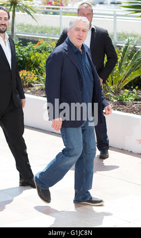 Cannes, France. 16 mai, 2016. Robert De Niro acteur mains de Pierre, Photocall. 69 ème Festival du Film de Cannes Cannes, France 16 mai 2016 Diw89781 Allstar Crédit : photo library/Alamy Live News Banque D'Images