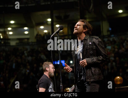 Eddie Vedder, chanteuse principale de Pearl Jam, au Air Canada Centre, à Toronto Banque D'Images