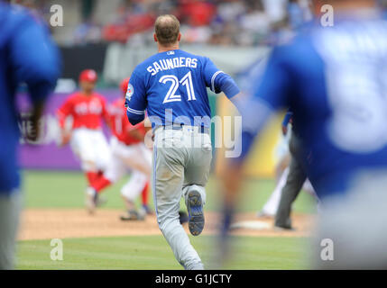 15 mai 2016 : le voltigeur des Blue Jays de Toronto Michael Saunders # 21 se termine avec le reste de l'équipe des Blue Jays après leur coéquipier commence à se battre pendant un match de la MLB entre les Blue Jays de Toronto et les Rangers du Texas à Globe Life Park à Arlington, TX Texas défait 7-6 Toronto Albert Pena/CSM Banque D'Images