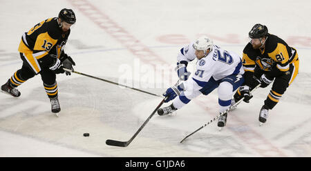 Pittsburgh, Pennsylvania, USA. 16 mai, 2016. DIRK SHADD | fois .le Lightning de Tampa Bay center Valtteri Filppula (51) travaille pour contourner les Penguins de Pittsburgh Center Nick Bonino (13) et des pingouins aile droite Phil Kessel (81) au cours de l'action première période dans le jeu deux des Finales de Conférence de l'Est au niveau de la console centrale énergétique, Pittsburgh lundi soir (05/16/16) © Dirk Shadd/Tampa Bay Times/ZUMA/Alamy Fil Live News Banque D'Images