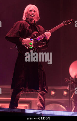 Somerset, Wisconsin, USA. 14 mai, 2016. Le guitariste John 5 de Rob Zombie à Somerset Amphitheater se produit sur scène au cours de l'invasion du Nord Music Festival à Somerset, dans le Wisconsin © Daniel DeSlover/ZUMA/Alamy Fil Live News Banque D'Images