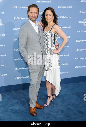 16 mai 2016 - New York, NY, United States - 16 mai 2016 - New York, New York- Sarah Wayne Callies, Josh Holloway. 2016 NBCUniversal Upfront. Crédit photo : Mario Santoro/AdMedia (crédit Image : © Mario Santoro/AdMedia via Zuma sur le fil) Banque D'Images