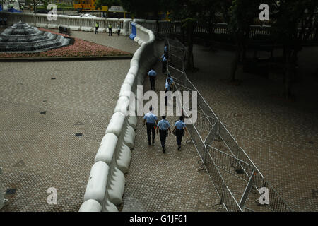 Un double des barricades ont été mis en place à l'extérieur lieu de la courroie et du Sommet de la route qui sera accueilli par le président du Comité permanent de lassemblée nationale, Zhang Dejiang. Beaucoup de controverses ont suscité une sécurité excessive concernant la mesure prise par le gouvernement de Hong Kong afin d'accueillir des hauts fonctionnaires chinois visite. 17 mai, 2016. Hong Kong. 17 mai, 2016. Liau Chung Ren/ZUMA © Liau Chung Ren/ZUMA/Alamy Fil Live News Banque D'Images