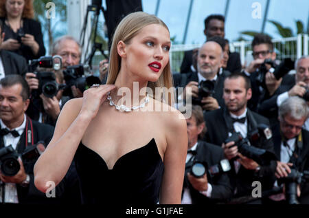 Cannes, France. 16 mai, 2016. Toni Garrn modèle assiste à la première de 'aimer' lors de la 69 e Assemblée annuelle du Festival du Film de Cannes au Palais des Festivals de Cannes, France, le 16 mai 2016. Dpa : Crédit photo alliance/Alamy Live News Banque D'Images