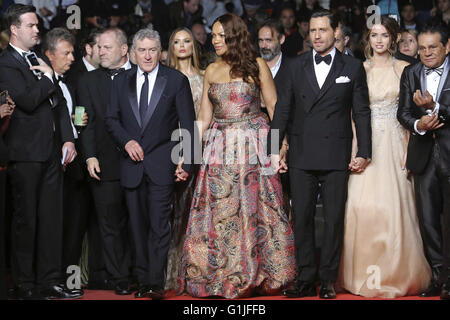 Robert de Niro et sa femme Grace Hightower, Edgar Ramirez, Ana de Armas et Roberto Duran participant à la "mains de Pierre' premiere pendant le 69e Festival du Film de Cannes au Palais des Festivals de Cannes le 16 mai 2016 | dans le monde d'utilisation/photo alliance Banque D'Images