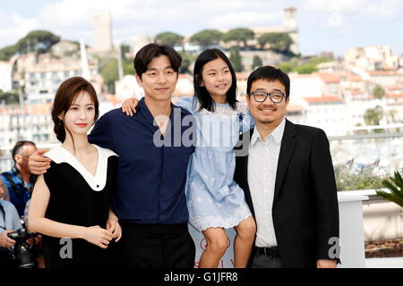 Cannes, France. 16 mai, 2016. Acteurs Jung Yu-mi (l-r), Gong Yoo, Kim Su-yeon et directeur d'un sang-ho assiste à la photocall de "Train à Busan (San-Haeng Bu)' lors de la 69 e Assemblée annuelle du Festival du Film de Cannes au Palais des Festivals de Cannes, France, le 14 mai 2016. Dpa : Crédit photo alliance/Alamy Live News Banque D'Images