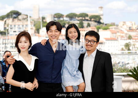 Cannes, France. 16 mai, 2016. Acteurs Jung Yu-mi (l-r), Gong Yoo, Kim Su-yeon et directeur d'un sang-ho assiste à la photocall de "Train à Busan (San-Haeng Bu)' lors de la 69 e Assemblée annuelle du Festival du Film de Cannes au Palais des Festivals de Cannes, France, le 14 mai 2016. Dpa : Crédit photo alliance/Alamy Live News Banque D'Images