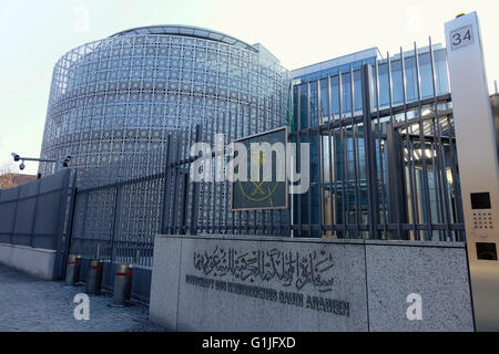 L'emblème de l'Arabie Saoudite et l'écriture arabe et allemand de 'Ambassade du Royaume d'Arabie saoudite' à une clôture en face de l'immeuble de l'ambassade dans le Tiergarten à Berlin Tiergartenstrasse, Allemagne, 13 février 2016. Photo : S. Steinach - AUCUN FIL SERVICE - Banque D'Images